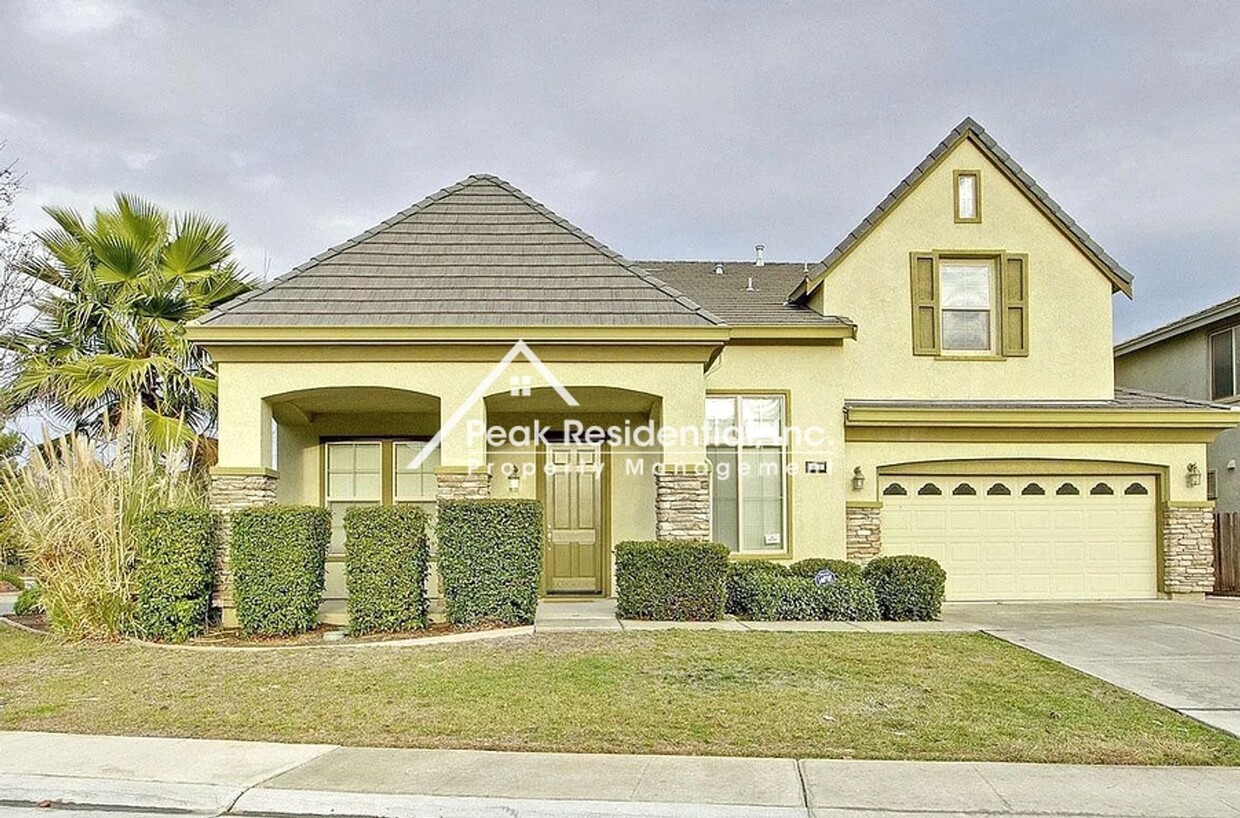 Foto principal - Spacious Elk Grove 4bd/2.5ba Home with 2 C...