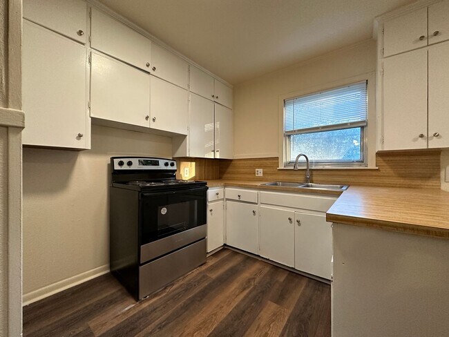 Foto del edificio - Beautiful Remodeled Home - 2 Bed, 1 Bath, ...