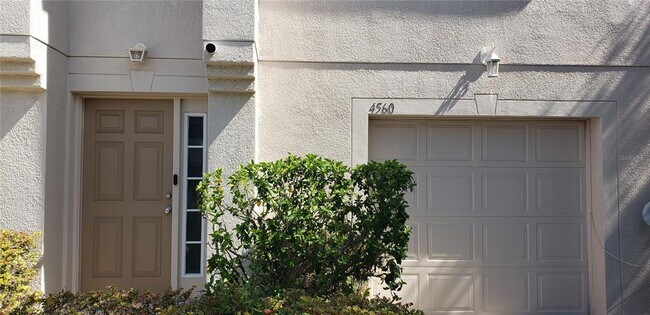 Foto del edificio - 4560 Ashburn Square Dr