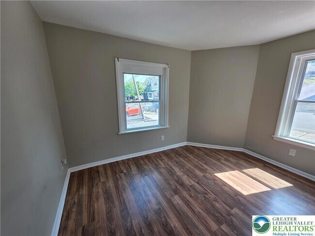 Foto del edificio - 944 Sullivan St
