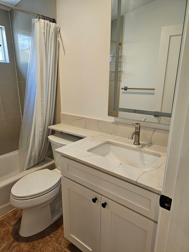 Building Photo - Costa Mesa.  1 bedroom, 1 bathroom.  Duplex