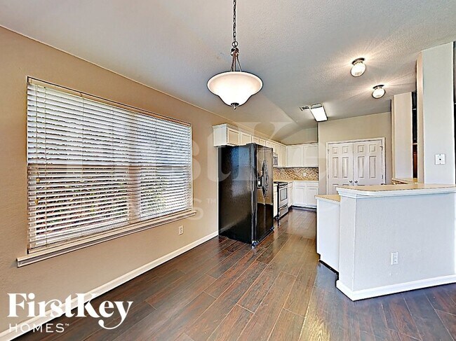 Foto del edificio - 724 Bamboo Dr