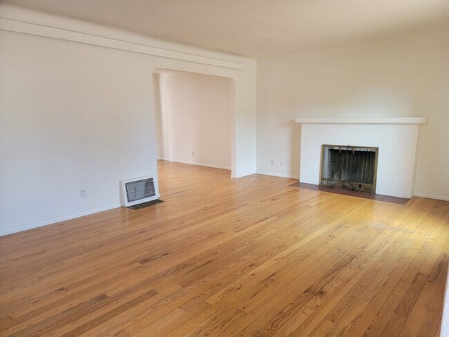 Building Photo - Marble NE