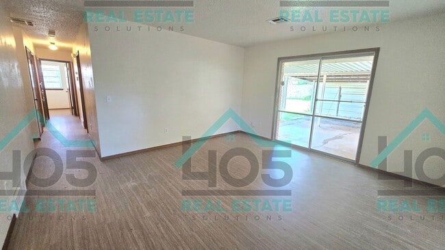 Building Photo - 3 Bed 2 Bath with ALL the Amenities!
