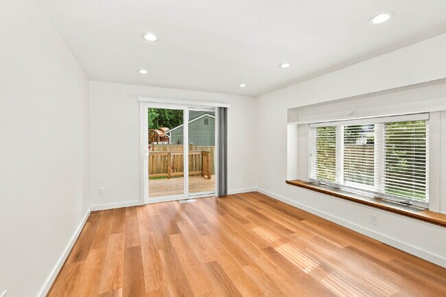 Foto del edificio - **FULLY REMODELED SAMMAMISH HOME WITH HUGE FENCED YARD!** AVAILABLE NOW FOR RENT!!!