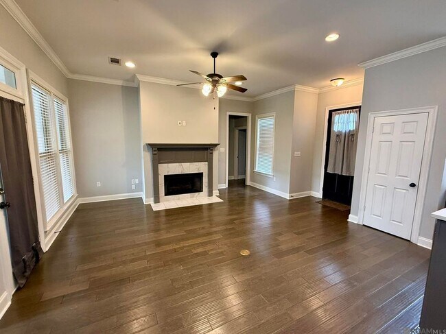 Foto del edificio - 10408 Springtree Ave