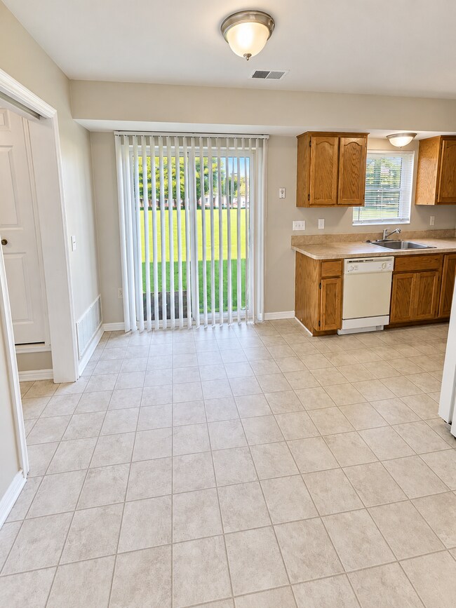 Foto del edificio - 1st Floor Condo w/ Large Living Room "New Carpet" "Freshly Painted" w/ Eat In Kitchen and All App...
