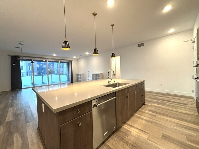 Building Photo - Luxurious 2 Bed 2 Bath Condo in Fremont! R...