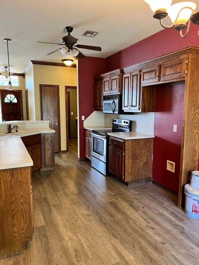 Building Photo - 213 Pinafore Dr