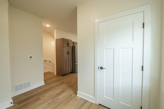 Building Photo - 3 Bed / 2.5 Bath Townhome End Unit w/Deck,...