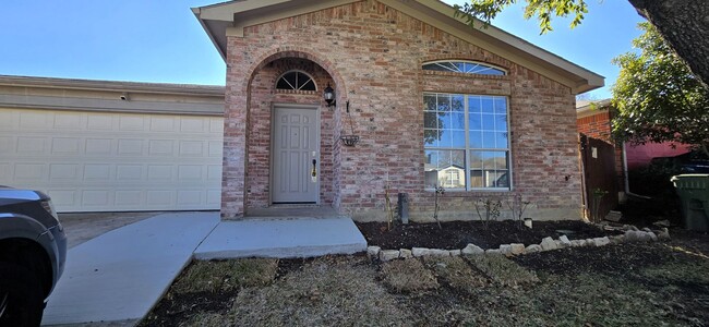 Foto del edificio - SOUTH ARLINGTON HOME COMES WITH ALL APPLIA...