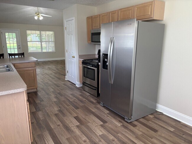 Building Photo - 3 Bedroom, 2 Bathroom Single Family Residence