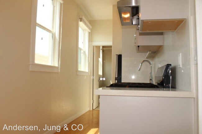 Building Photo - 1754 Mission St