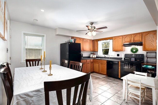 Building Photo - 413 Elm Street Heights