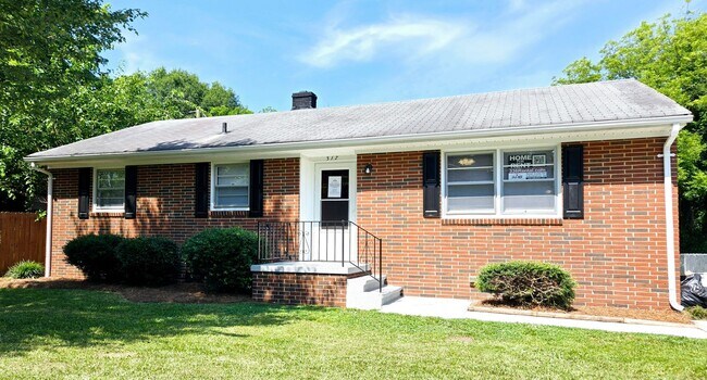 Foto del edificio - For Rent – Updated 3 Bedroom, 2 Bath Brick...