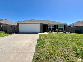 Building Photo - 1751 Forest Dr