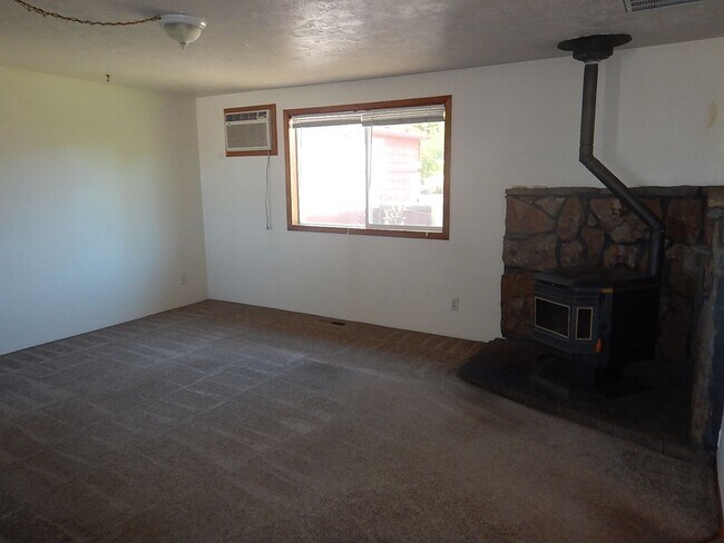 Building Photo - House Right By Ward Rhoden Stadium - Avail...