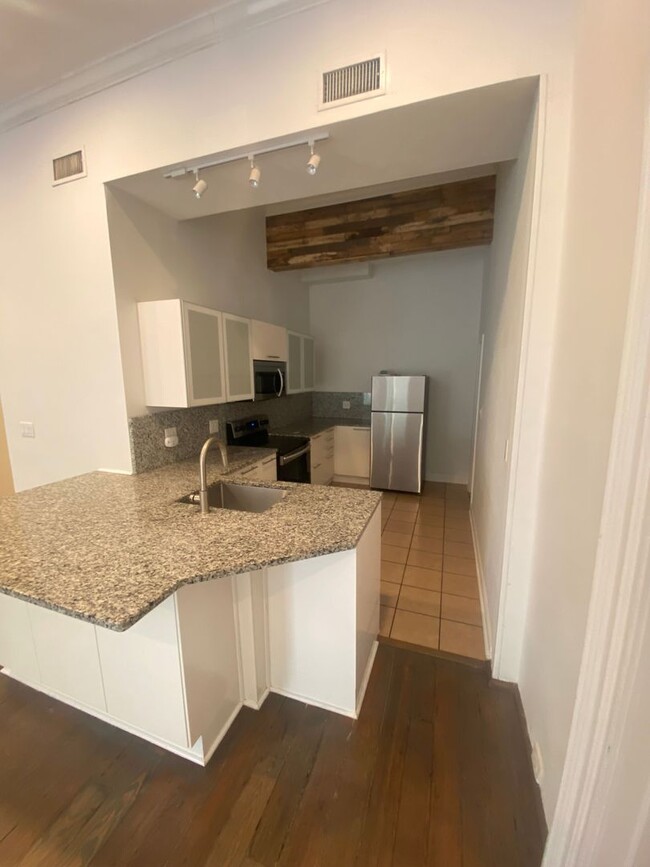 Building Photo - 3 BR/2 BA Apartment above Hyman's Seafood ...
