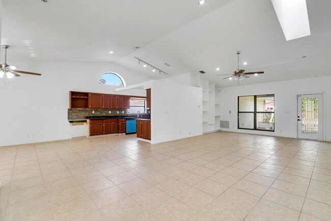 Building Photo - 14616 Autumn Ave