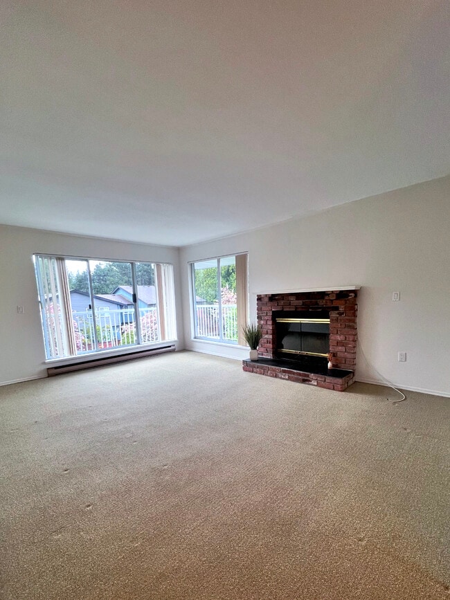 Living - 1001 Ridgeway Av