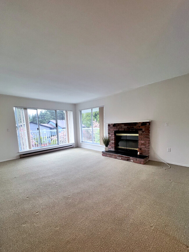 Living - 1001 Ridgeway Av