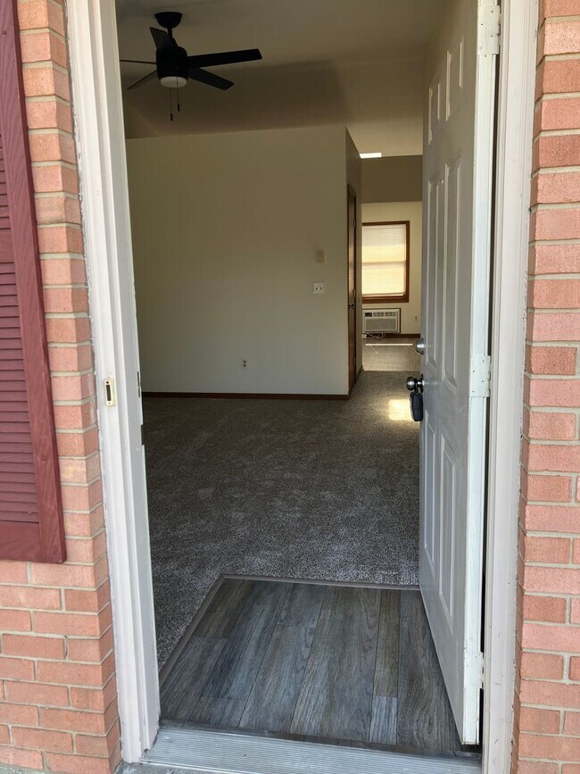 Building Photo - Updated 2 Bedroom, 1 Bath, and 1-Car Garag...