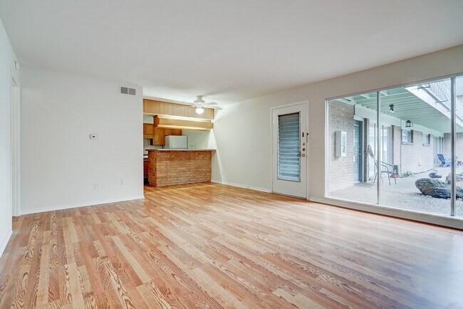 Foto del edificio - 3703 Roseland St