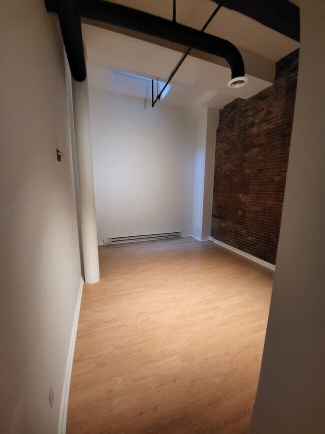 Building Photo - HUGE 3 BED Next to TD Garden