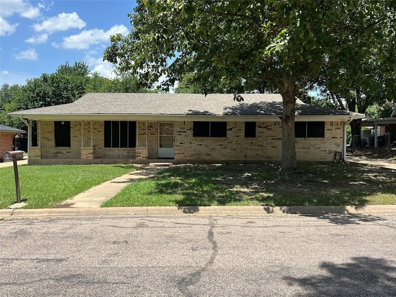 Primary Photo - 513 Stewart Ln