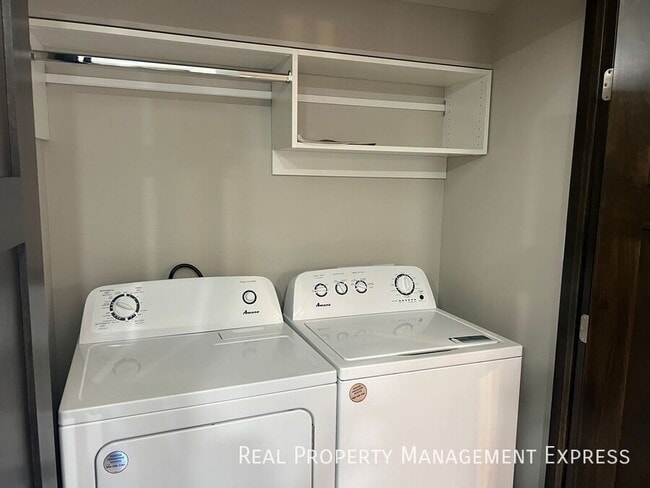Building Photo - 3 Bedroom 1.5 Bathroom Townhome