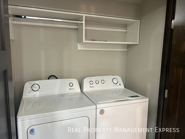 Foto del edificio - 3 Bedroom 1.5 Bathroom Townhome