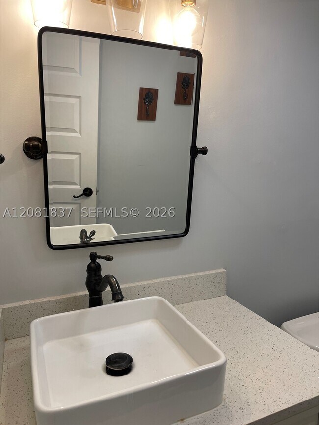Foto del edificio - 8233 Harding Ave