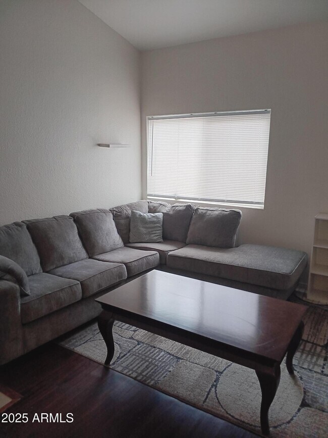 Foto del edificio - 1620 E Cambridge Ave
