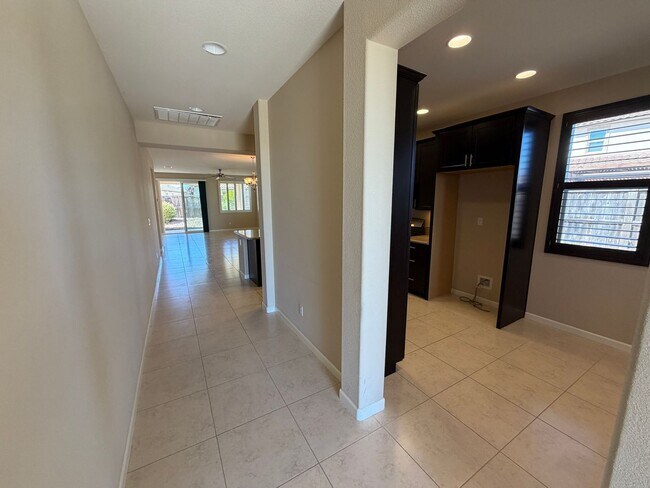 Building Photo - Beautifully Maintained Home