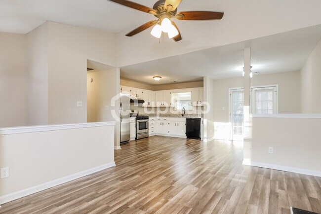 Building Photo - Fantastic 3bd/2ba home! Let yourself in!