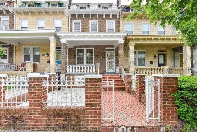 Foto del edificio - Picturesque Row Home in Petworth + Parking!