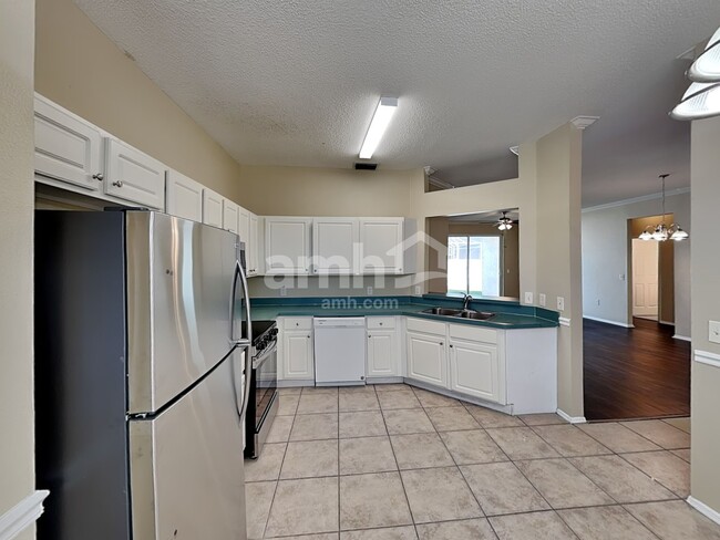 Foto del edificio - 823 Springwood Cir