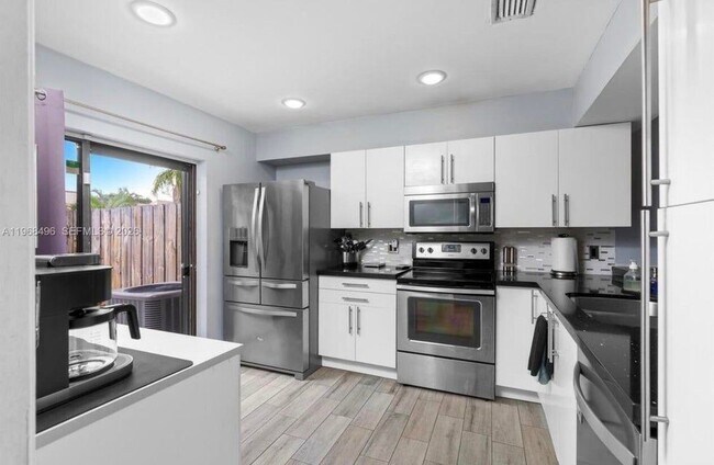 Foto del edificio - 2900 NW 69th Ct