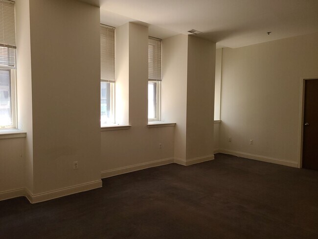 Foto del edificio - Large 2 Bed/1 Bath Apartment in The Victor...