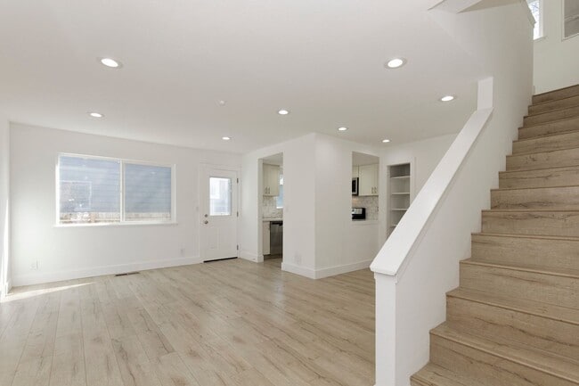 Building Photo - 2 Bedroom for Rent