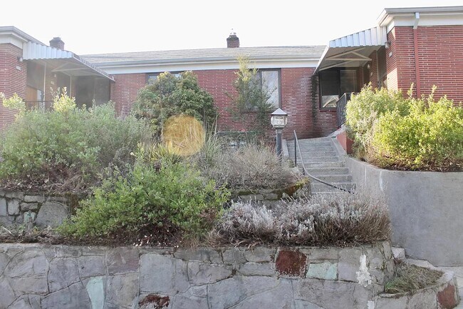 Building Photo - 331 SE 29th Ave