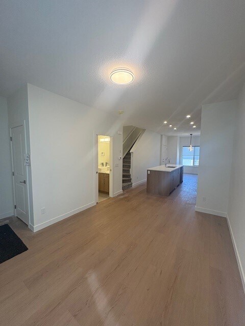 Photo du bâtiment - Showing now booking - 920 35 Street SE Calgary-
