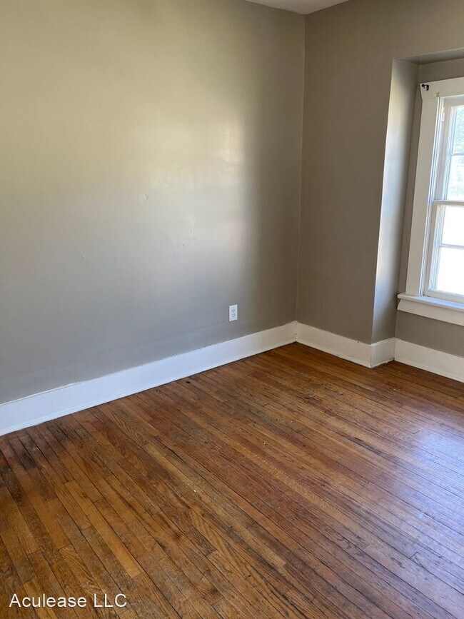 Building Photo - 3 br, 1 bath House - 825 N Walnut