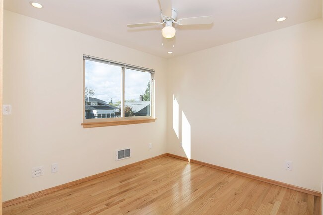 Building Photo - 1515 6th Ave W