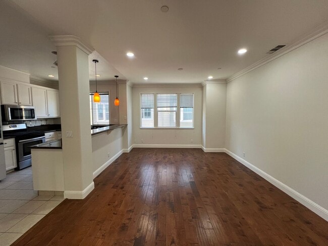 Foto del edificio - Stunning Townhome for Lease in the Heart o...