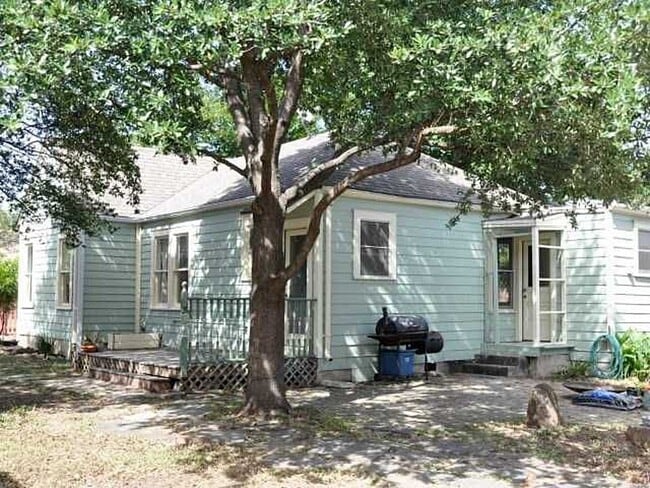 Building Photo - Charming Hyde Park Bungalow
