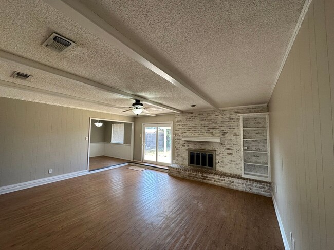 Building Photo - Bonus Room!