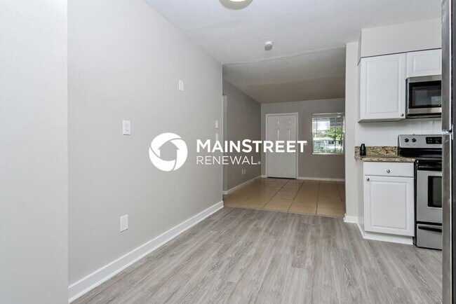 Building Photo - 4 Bedroom Pet-Friendly Home in Winter Haven, FL with Main Street Renewal