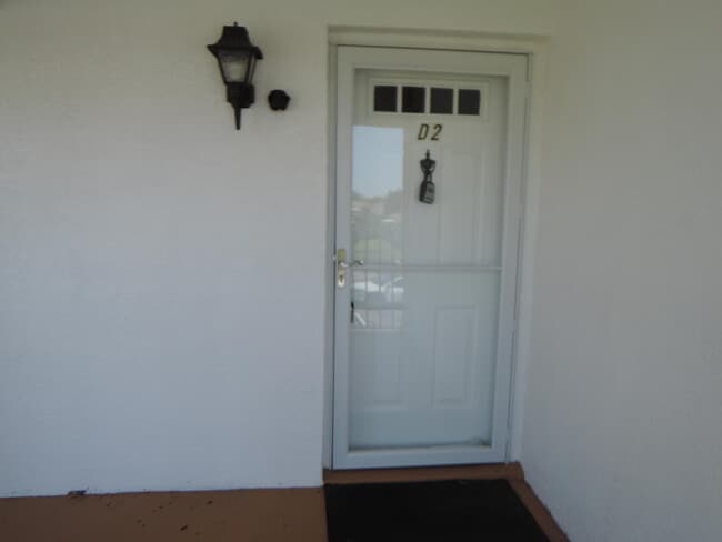 Building Photo - 1209 S Lakes End Dr