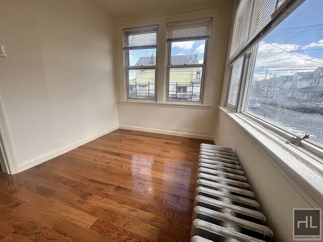 Foto del edificio - 3Bed/ 2Bath Jamaica, NY (Basement Included)